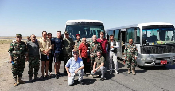 Es ist ein Gruppenfoto der Potsdamer Texkursionsteilnehmenden mit kurdischen Soldaten, die mit ihrem Bus liegengeblieben sind. Foto: privat