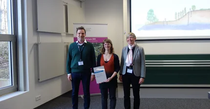 Dr. Lena Scheiffele (Mitte), ihr Doktorvater Prof. Dr. Sascha Oswald (links) und die Präsidentin der Deutschen Hydrologischen Gesellschaft Prof. Dr. Britta Schmalz (rechts) bei der Preisverleihung auf dem „Tag der Hydrologie“ am 20. März 2025 in Augsburg.