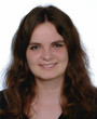 Portraitfoto von akademischer Mitarbeiterin Natalie Rieger. Offene braune schulterlange Frisur, im Jackett mit Shirt.