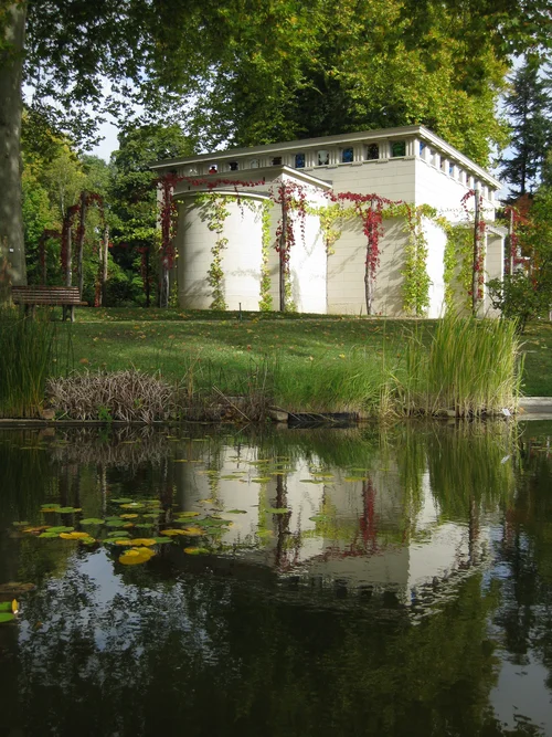 Blick über den Teich auf das Stibadium