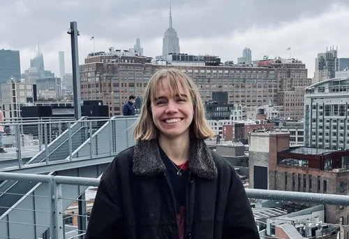Die Autorin vor der Skyline von New York.