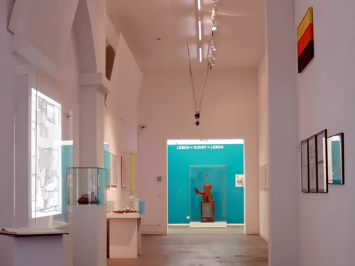 Ein Flur mit Kunstwerken an den Wänden