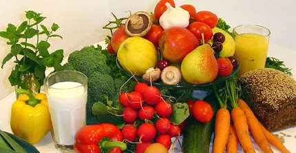 Obst und Gemüse mit Brot und einem Glas Milch