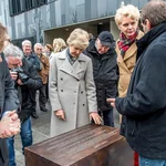 Zum Gedenken an die Opfer der Staatssicherheit in Golm: Enthüllung einer Bronzeplastik mit Uni-Präsident Prof. Oliver Günther, Ph.D., Spenderin Friede Springer, CDU-Polititikerin Saskia Ludwig und Künstler Volker Bartsch (v.l.n.r.) 