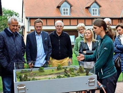 Der Präsident lässt sich anhand eines Modells Hochwasser und Überschwemmungen um Gülpe erklären.