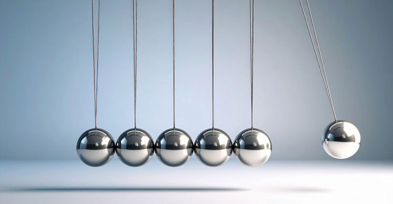 Newton-Pendel (Kugelstoßpendel) mit silbernen Kugeln.