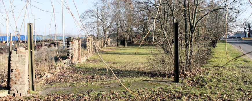 Reste des Zugangs und der Friedhofsmauer in Kostrzyn