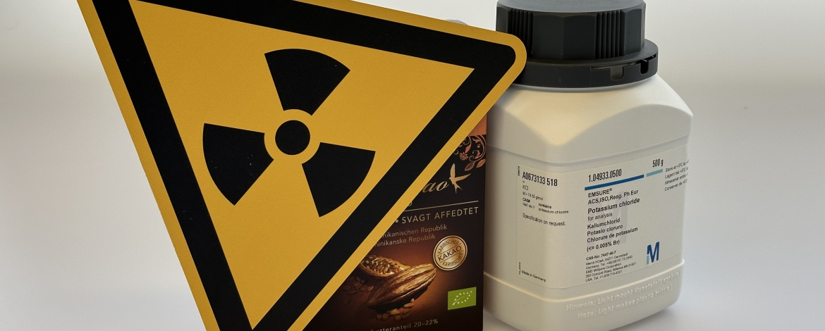 Warnschild Radioaktivität, Kakao in Originalverpackung, Kalium in Chemikalienbehälter