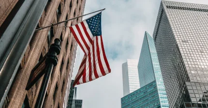 amerikanische Flagge und Wolkenkratzer