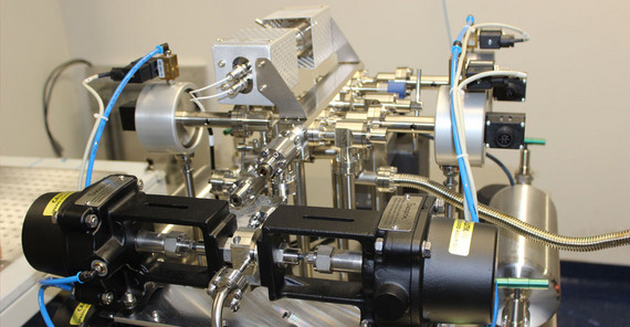 Gas-Aufbereitung: Das Gas, dass beim Aufheizen der Proben entsteht, wird gereinigt und aufbereitet, bevor es an das Spektrometer abgegeben wird. | Foto: Dr. Simon Schneider