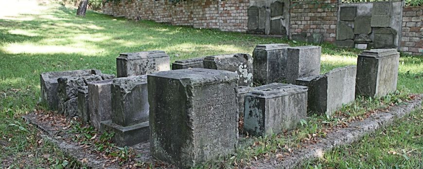 Gedenkfeld mit Sockeln einstiger Grabsteine in Witnica