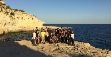 Die Studierenden vor einer der malerischen Küstenterrassen am Mittelmeer. | Foto: Cengiz Yildirim.