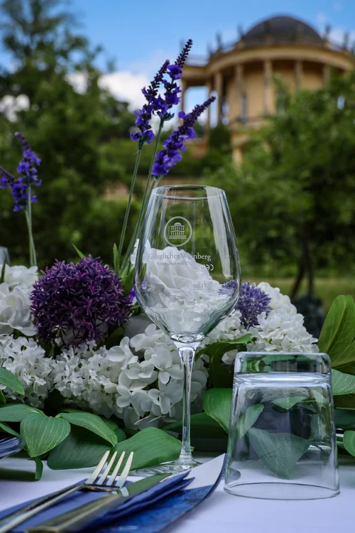Festlich gedeckter Tisch mit Belvedere im Hintergrund
