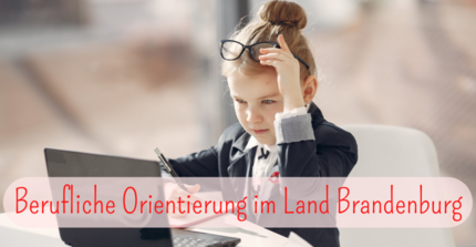 Text in Rot: Berufliche Orientierung im Land Brandenburg. Bild: Blondes Mädchen mit blauen Augen positioniert eine Brille auf ihrer Stirn. Es trägt einen dunkelgrauen Anzug mit weißem Hemd. Es schaut konzentriert in seinen Laptop und hält einen Stift in der Hand.