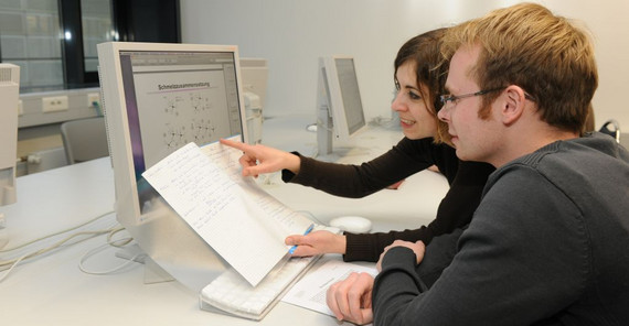 Im Studium sind Studierende mit verschiedensten Themen konfrontiert. Die Entscheidung darüber, zu welchem konkreten Problem eine Hausarbeit entstehen soll, fällt nicht immer leicht. Foto: Karla Fritze