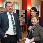 Prof. Dr. Andreas Musil (Vizepräsident für Lehre und Studium) mit Marion Moser (Acquin) und Vertreterin MBJS