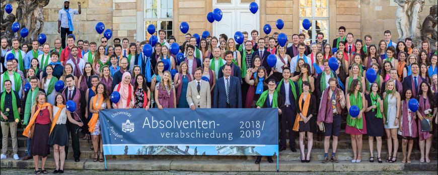 Am Ende der Verabschiedungsfeier gibt es für alle Absolventinnen und Absolventen ein fröhliches Gruppenfoto. Foto: Ernst Kaczynski
