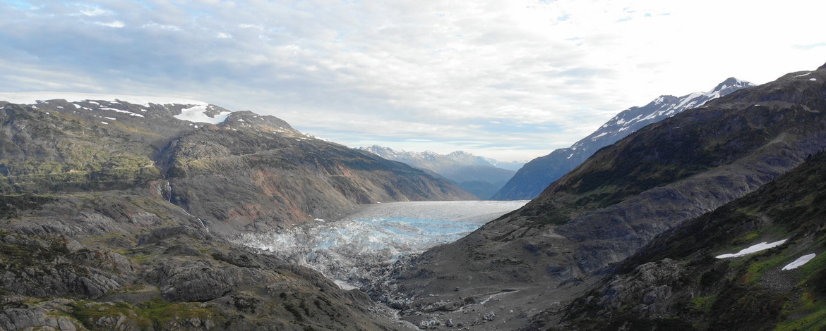 Der Salmon Glacier (British Columbia, Kanada) staut Summit Lake auf, der seit den 1960er Jahren jährlich mindestens einmal ausbricht. Diese Drohnen-Aufnahme vom 21.9.2022 zeigt den See leer, mit letzten Eisbergen auf dem Seegrund. In den letzten Jahrzehnten hat die Ausdehnung des Sees kontinuierlich abgenommen. - 