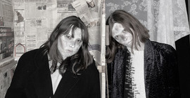 Zwei blass geschminkte junge Frauen bei einer Theaterprobe