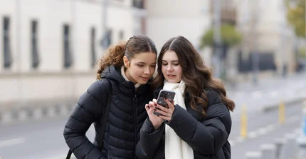 Kinder mit Smartphone