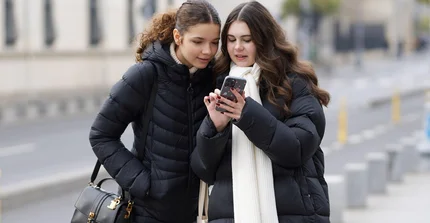 Kinder mit Smartphone