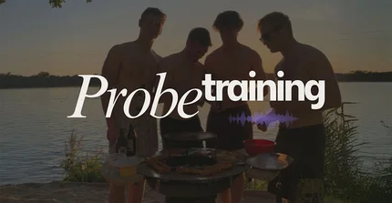 Silhouettenhaft zu erkennen sind vier Personen am Wasser in Badekleidung. Sie grillen.