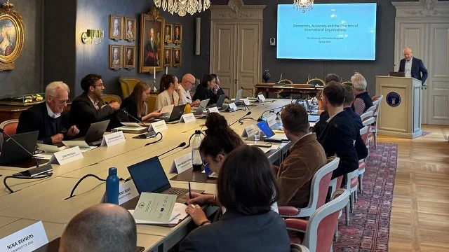 Forscherinnen und Forscher der internationalen Beziehungen bei einem Workshop zum Thema Democracy, Autocracy, and International Cooperation