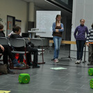 Die Teilnehmer_innen aus den verschiedenen Workshops präsentieren ihre Erkenntnisse und Eindrücke 2