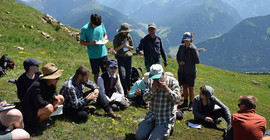 Thilo Heinken mit Studierenden bei einer botanischen Exkursion in den Alpen. | Foto: Janice Pahl