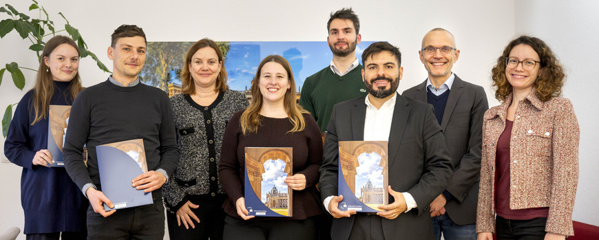 Urkundenübergabe an die Preisträger:innen des Explorer Grants 09-2025