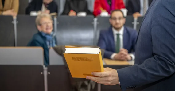 Prof. Schladebach zeigt sein Buch