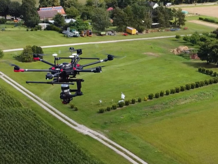 Picture of a drone with a multispectral camera flying over a agricultural test site | foto: ZIM