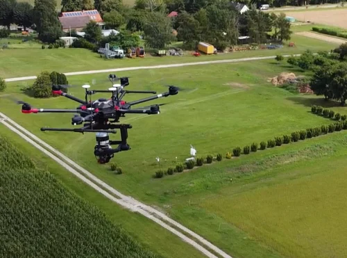 Foto einer Drohne mit Hyperspektralkamera die über einer Landschaft fliegt | Foto: ZIM