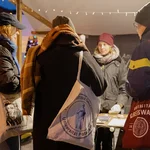 Studierende an einem Marktstand im Gespräch