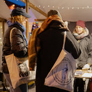 Studierende an einem Marktstand im Gespräch