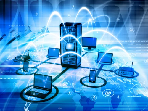 Vernetzte Computer vor blauem Hintergrund