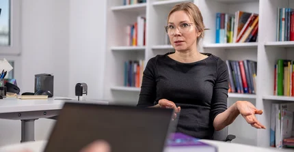 Prof. Dr. Nina Kolleck in ihrem Büro.