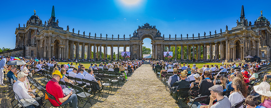 Impression der Absolventenfeier am Neuen Palais in Potsdam. Foto: Ernst Kaczynski