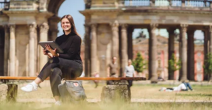 Studentin auf dem Campus Neues Palais