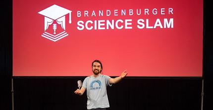 Thoralf Dietrich erhält Preis beim Brandenburger Science Slam in Schwedt