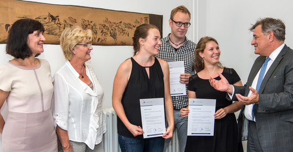 Prof. Dr. Florian J. Schweigert, Vice President for International Affairs, Alumni and Fundraising, warmly congratulated the first students on successfully obtaining their degree certificates. In our photo: Dr. habil. Ljuba Kirjuchina, Director of the Office of the StudiumPlus Course Committee, Dr. Doris Gebert, Director of the Center for Languages and Key Competences, with students Daniela Marie Gebbert, Henryk Meyer und Johanna Wagenknecht. Photo: Karla Fritze