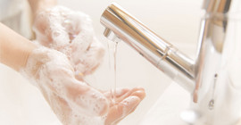 Aus Angst vor Schmutz und Krankheitserregern waschen sich Menschen mit einem Reinigungszwang häufig die Hände. Foto: hiroshiteshigawara/fotolia.com