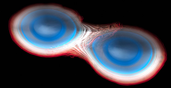 Simulation zweier verschmelzender Neutronensterne, beide mit ca. 1,35 Sonnenmassen. Von Rot nach Blau sind zunehmende Dichten veranschaulicht.