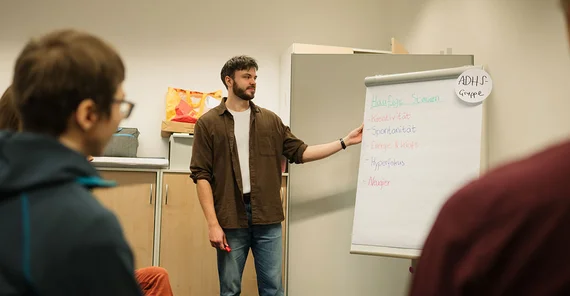 Julius Greiser neben einer Flipchart.
