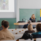 Ein Referentin vor mehreren Zuhörenden