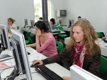 Studentin am Computer