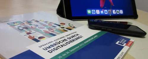Tagungsmappe mit Tablet, Smartphone und Schreibmaterial auf einem Tisch angeordnet | Foto: Zessko