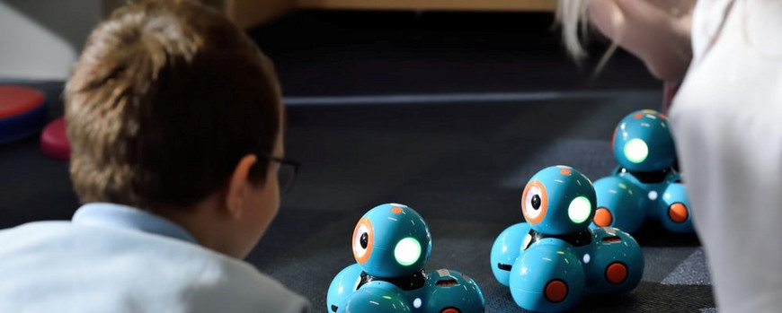 Motiviert Lernen mit neuen Lerntechnologien Kind spielt mit Roboter