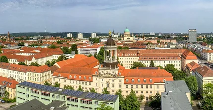 Das Foto zeigt eine Luftaufnahme von Potsdam. In der Mitte ist die Nikolaikirche. Das Foto ist von Karla Fritze.
