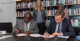 Universitätspräsident Prof. Oliver Günther, Ph.D. (r.) und amtierender Rektor Prof. Shalaulani James Nsoso von der BUAN (l.) unterzeichnen das Memorandum of Understanding.